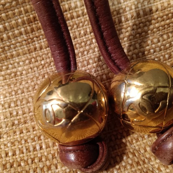 Chanel Vintage drawstring bucket tote bag with pouch and CC gold hardware - Picture 13 of 15